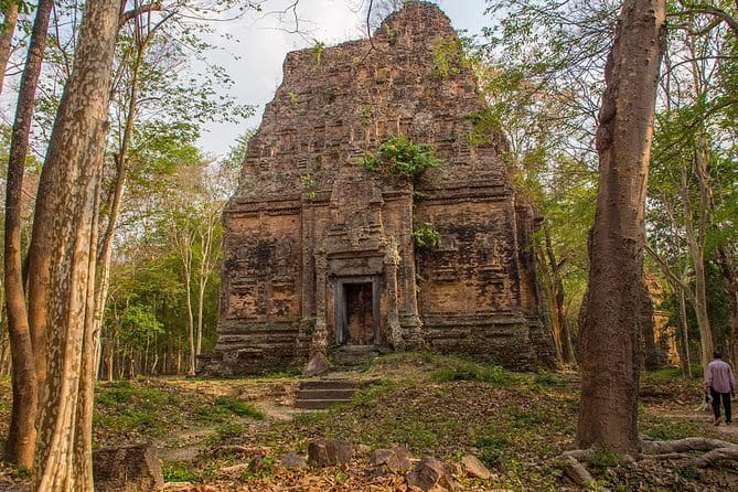 1-Day Angkor Wat Cycling Tour: Scenic Bike Adventure in Siem Reap - Stop-by-stop: from Angkor Wat to Prasat Kravan