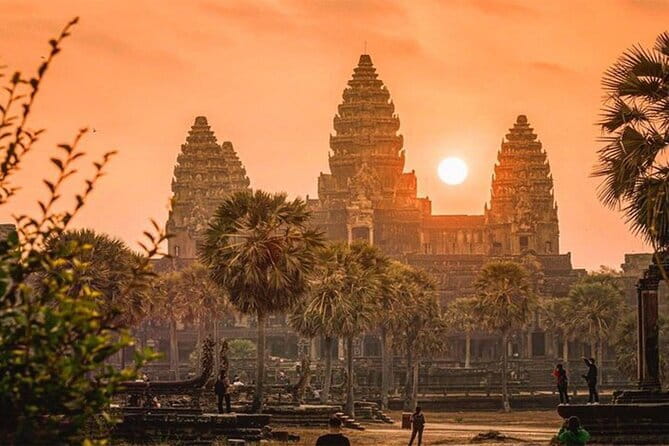 1-Day Angkor Wat Cycling Tour: Scenic Bike Adventure in Siem Reap - Pace, safety, and beating the heat without hating your day
