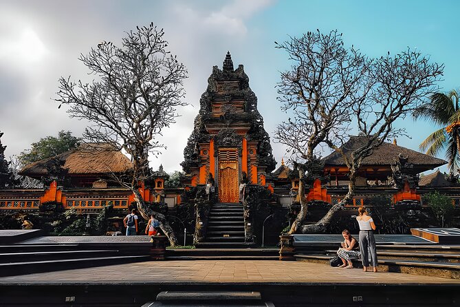 Bali Cycling and Ubud Waterfall Tour - Monkey Forest in Ubud: Seeing Macaques Up Close (and Knowing How to Act)