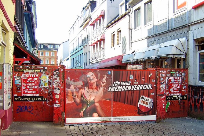 Bicycle tour through the "other" Hamburg (min.4) - Crossing Into the Schanzen District: Alternative Culture Without the Fog