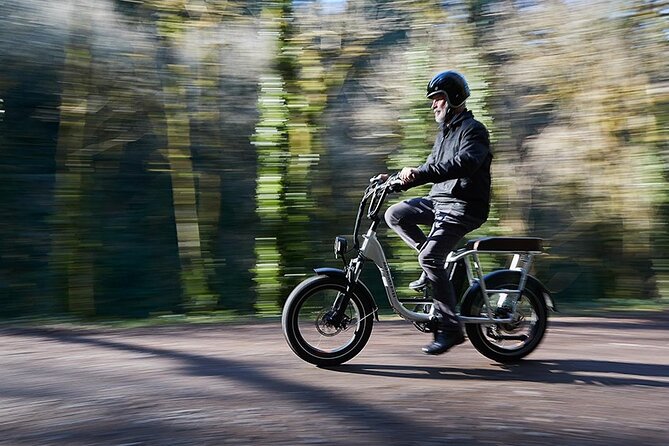 E-bike Rental - 3 hour along the shoreline Bike Path - Quai Laurier-Simard: the viewpoint stop that anchors the bay