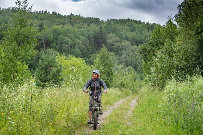 E-bike Rental - 3 hour along the shoreline Bike Path - The in-between stops: fresh cheese and extra points of view