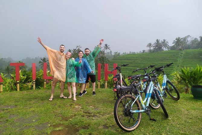 Jatiluwih E-bikes Tour Cycling Group - Stop 2: Luhur Besikalung Temple and the gong-chain detail