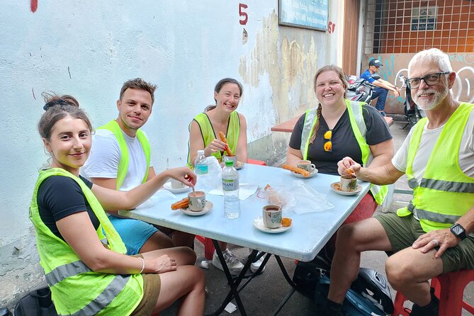 Kuala Lumpur Sunset Evening Cycling Tour - Petaling Street Market: Murals, Alley Lights, and Night-Market Atmosphere