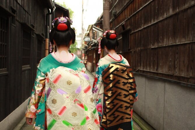 Kyoto: Higashiyama Slow Cycling Tour along the quiet waterfront - What makes this tour feel different: slow pace, small group, local course logic