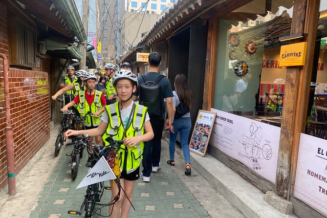 Market Food Tour & Evening E-bike Ride in Seoul - Gyeongbokgung Palace gate area: quick culture hit, minimal time wasted
