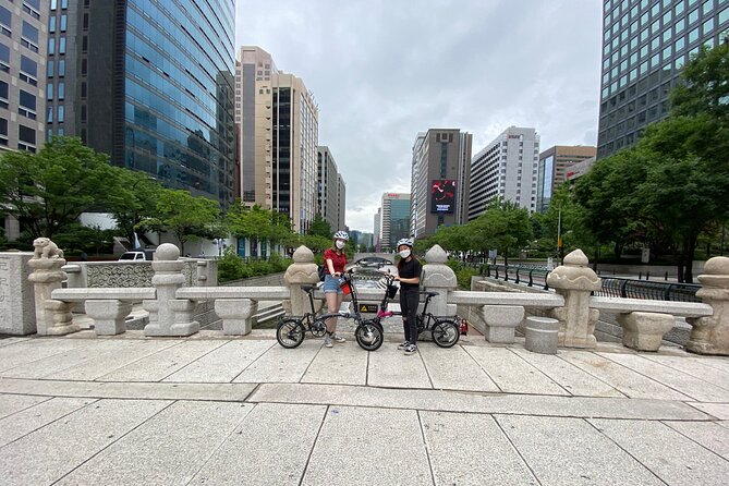 Market Food Tour & Evening E-bike Ride in Seoul - Bukchon Hanok Village: famous scenes plus a quieter side
