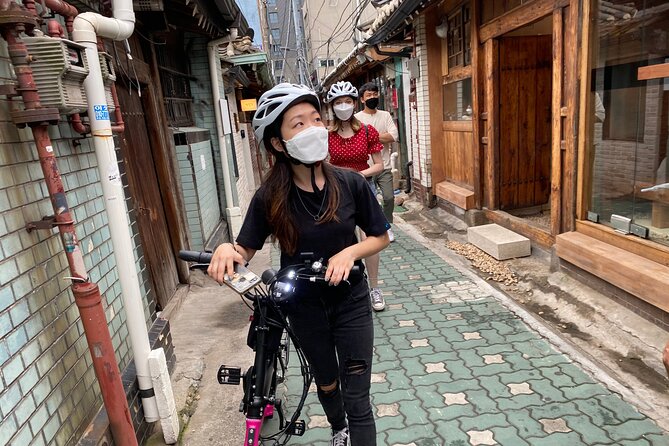 Market Food Tour & Evening E-bike Ride in Seoul - Gwanghwamun Square and the old-meets-new view