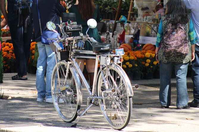 Mexico City Bike Rental - Angel of Independence Area - The helmet, reflective vest, and lock that make a difference