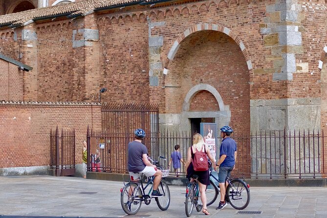 Milan: Bicycle Tour Live Tourist Guide 3 hours and half - Piazza della Scala: the big façade stop with a clear payoff