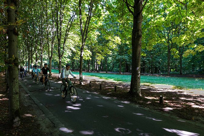 Nature electric bike ride from Paris to Versailles - Stop 1: Parc de L’Île Saint-Germain and the art-in-the-gardens vibe