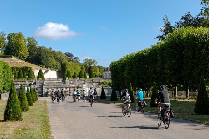 Nature electric bike ride from Paris to Versailles - The e-bike setup: comfort, control, and keeping your stuff safe