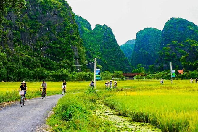 Ninh Binh Trip From Hanoi: Hoa Lu-Mua Cave-Boat-Cycling-Lunch - From Hanoi Old Quarter to Hoa Lu: the drive that sets the pace