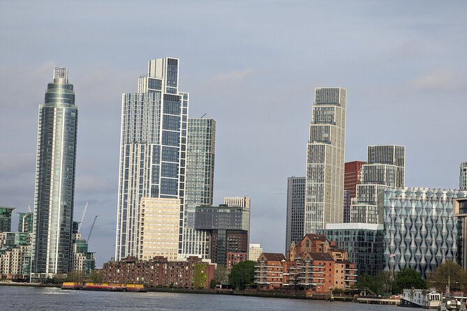 Private E-Bike Cycling Tour Destination London - Kia Oval and the U.S. Embassy area: sports fans and design details