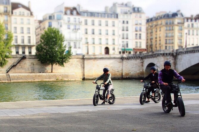 Private Paris electric bike ride with video - Stop 2: Eiffel Tower pass-by—seeing it without losing your whole day