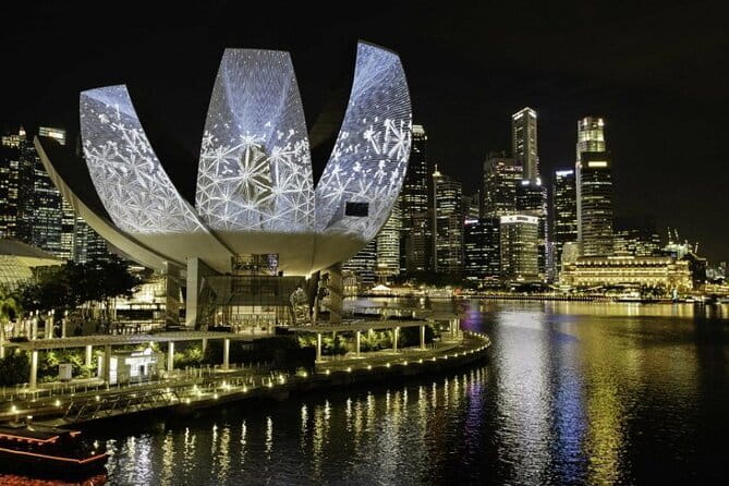 Singapore Private Night Cycling with Dinner - Marina Barrage bike-over-dam: wide city views with a unique cycling feel