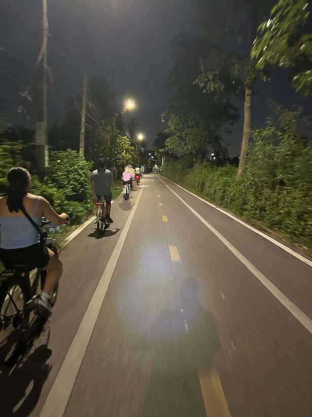 Twilight Firefly Bangkok Bicycle Tour - Sri Nakhon Khuean Khan Park and Botanical Garden: the sunset shift