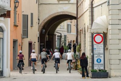 Umbria: E-Bike Rental and Fresh EV Olive Oil Tasting - Getting oriented: e-bike, helmet, and the GPS route