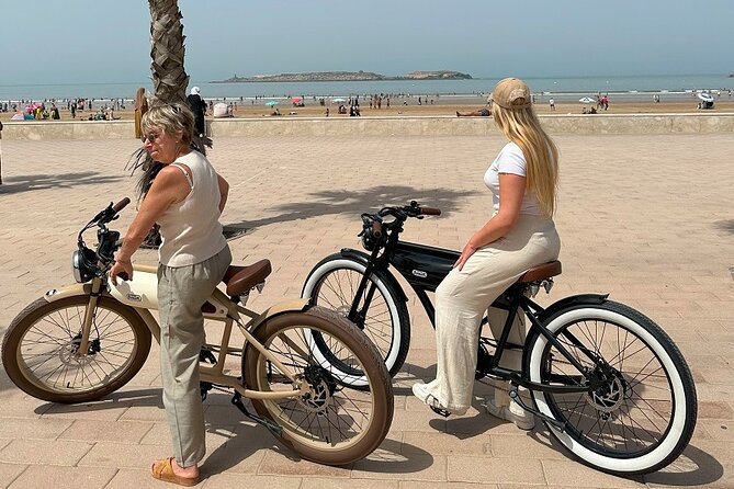 Vintage electric bike rental - Leaving the old medina without losing the vibe