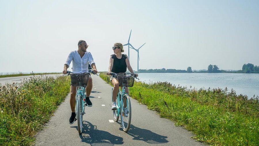 Volendam: Bike Rental including Highlights-Routes - Dutch scenery the way you actually feel it: dikes, water, and farms
