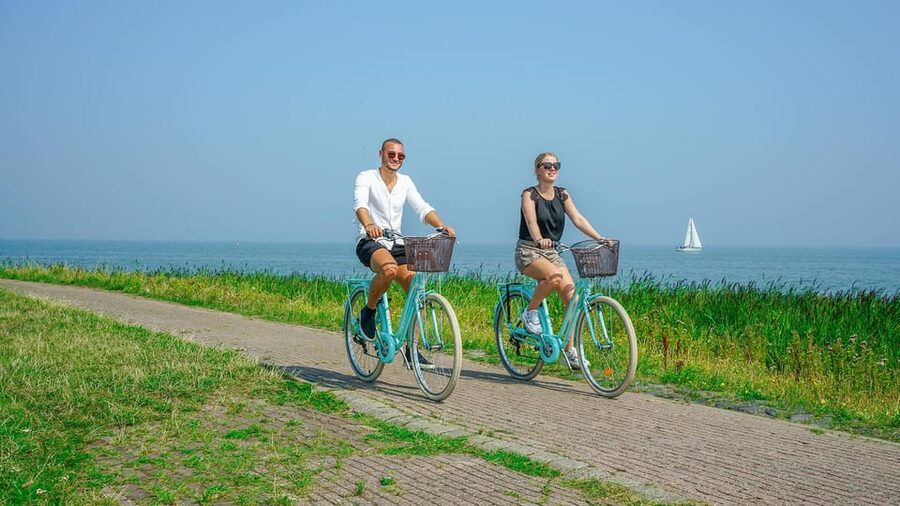 Volendam: Bike Rental including Highlights-Routes - Monnickendam: time-travel streets and a good place to pause