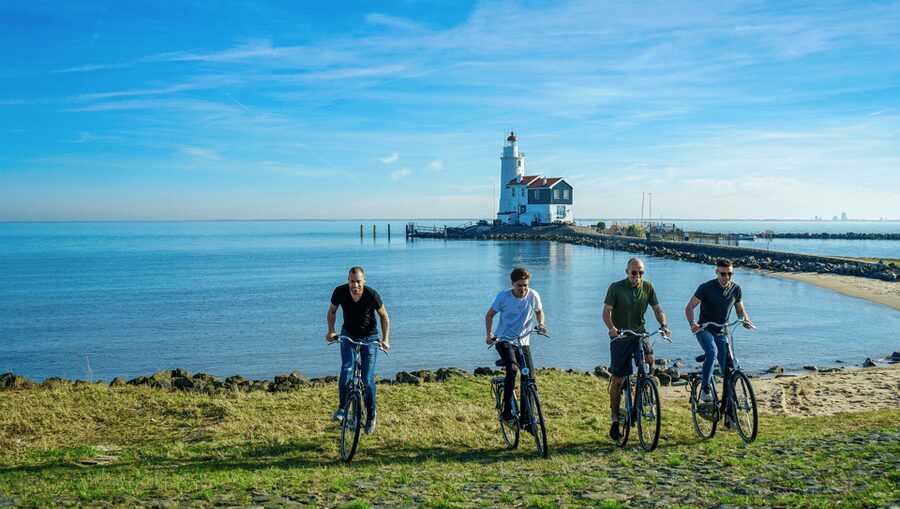 Volendam: Bike Rental including Highlights-Routes - Marken: a former island town with wooden houses and a lighthouse pull
