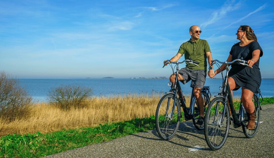 Volendam: Bike Rental including Highlights-Routes - Zuiderwoude and Broek in Waterland: park and wander like a local