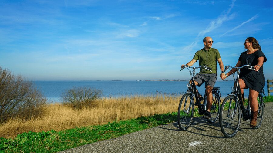 Volendam: E-Bike Rental including Highlights-Routes - Riding the 10 km dike toward Marken: lake views and a classic Dutch feel