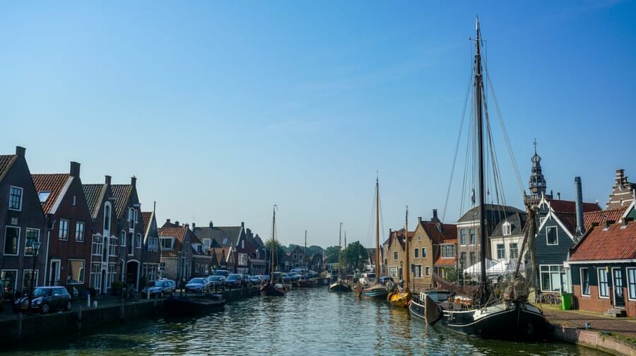 Volendam: E-Bike Rental including Highlights-Routes - Zuiderwoude and Broek in Waterland: best when you leave the bike and walk