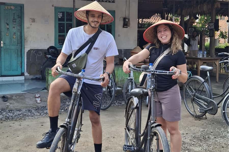 Yogyakarta: Countryside Cycling and Cooking Class Experience - Leaving Yogyakarta behind: market meet-up and countryside shift
