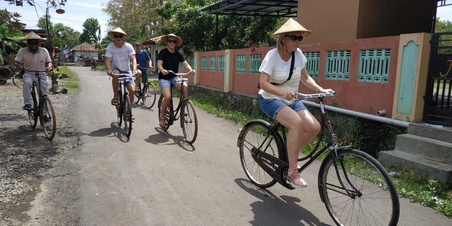 Yogyakarta: Countryside Village Cycling Tour With Guide - Old Bikes, Easy Pace: Leaving Yogyakarta for the Fields